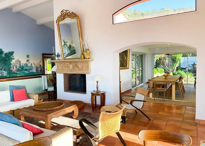 Burgundian House By The Sea In Corsica Coti-Chiavari (Corsica)