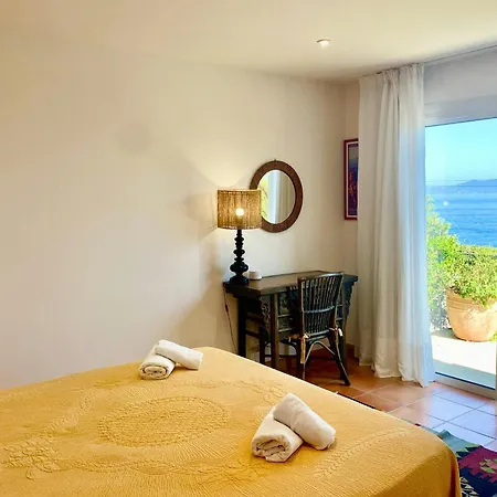 Burgundian House By The Sea In Corsica Tatil Evi Portigliolo