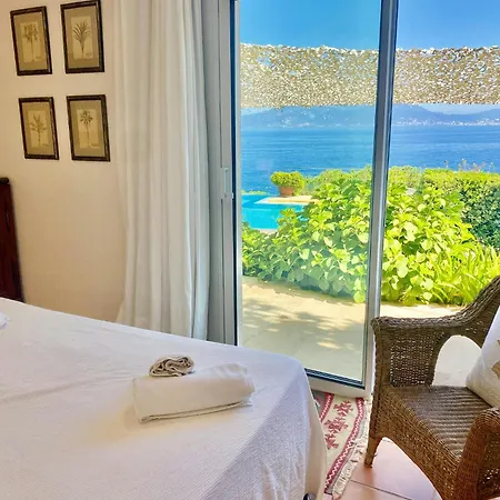 Burgundian House By The Sea In Corsica Hébergement de vacances *