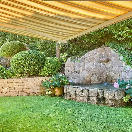 Burgundian House By The Sea In Corsica Hébergement de vacances *