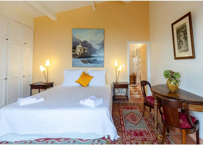 Burgundian House By The Sea In Corsica 度假居 *