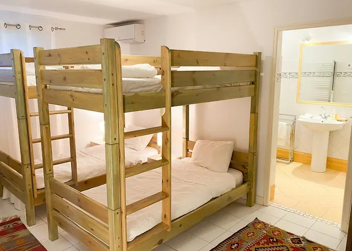 Burgundian House By The Sea In Corsica 度假居 *