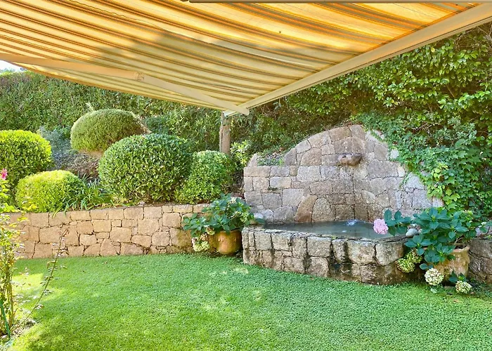 Burgundian House By The Sea In Corsica 度假居 *